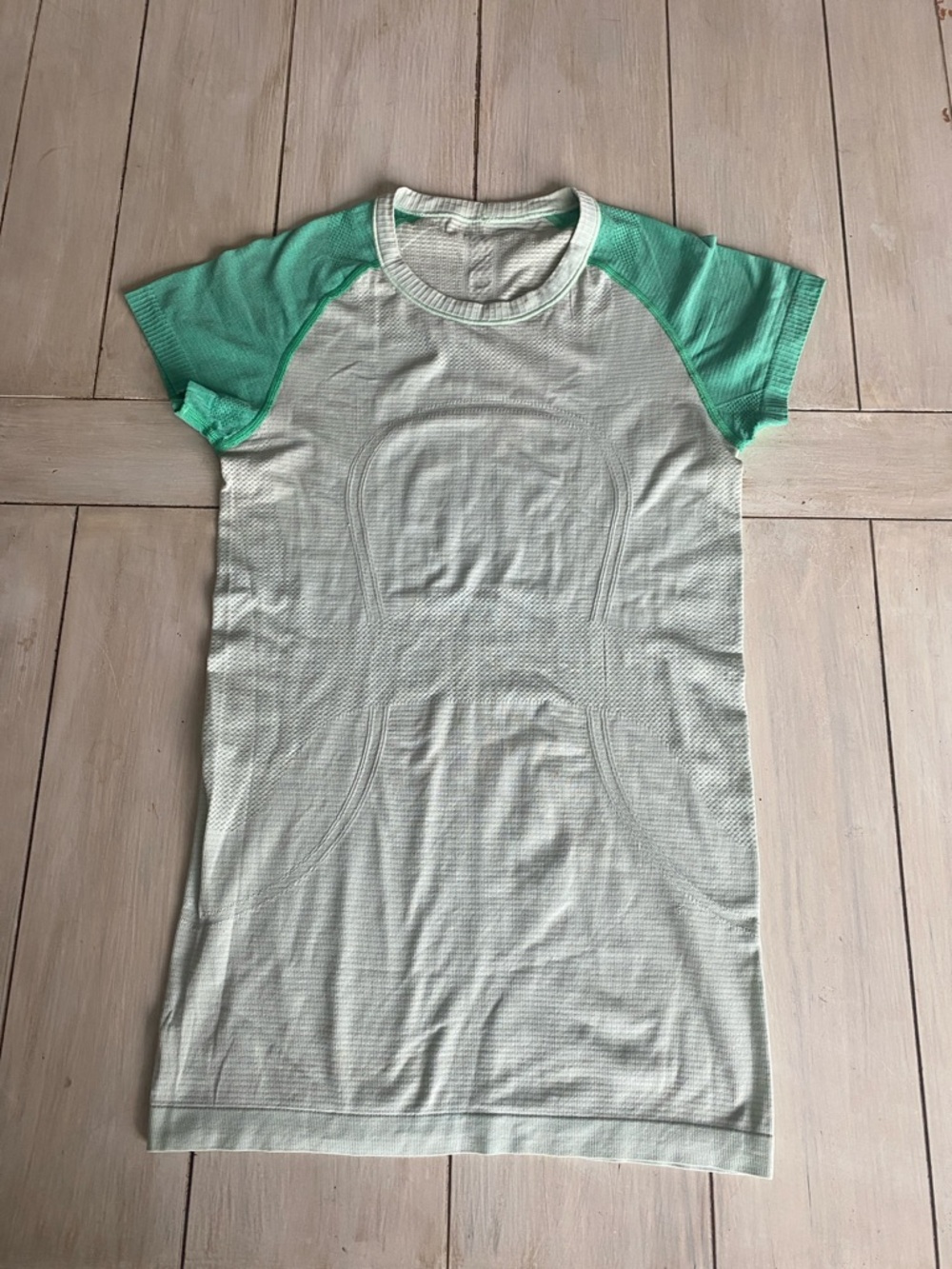 Lululemon Green Two Tone Short Sleeve Athletic Top Size 6